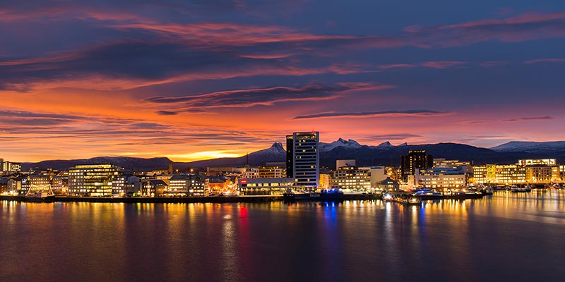 Vue magnifique du soleil de minuit en Norvège
